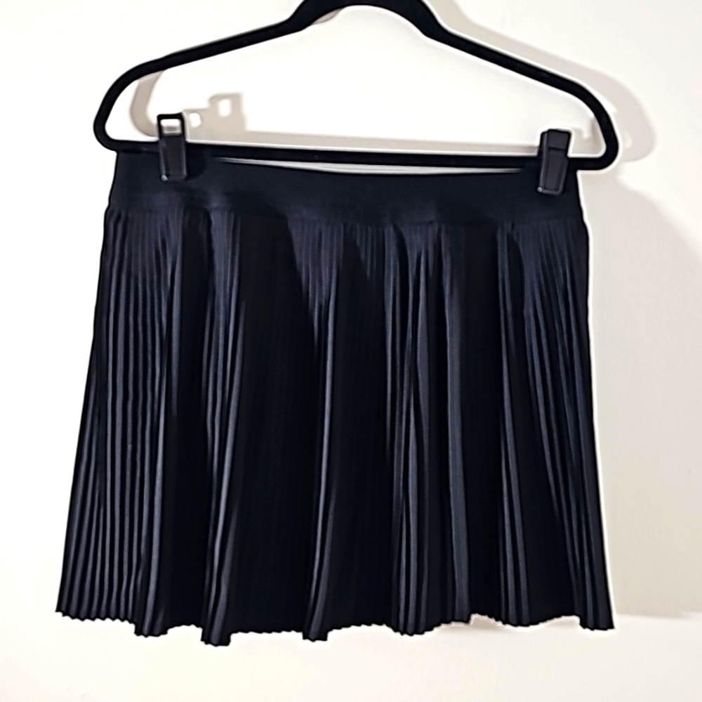 Old navy black pleated skort. NWT. Y12. SIZE large.
